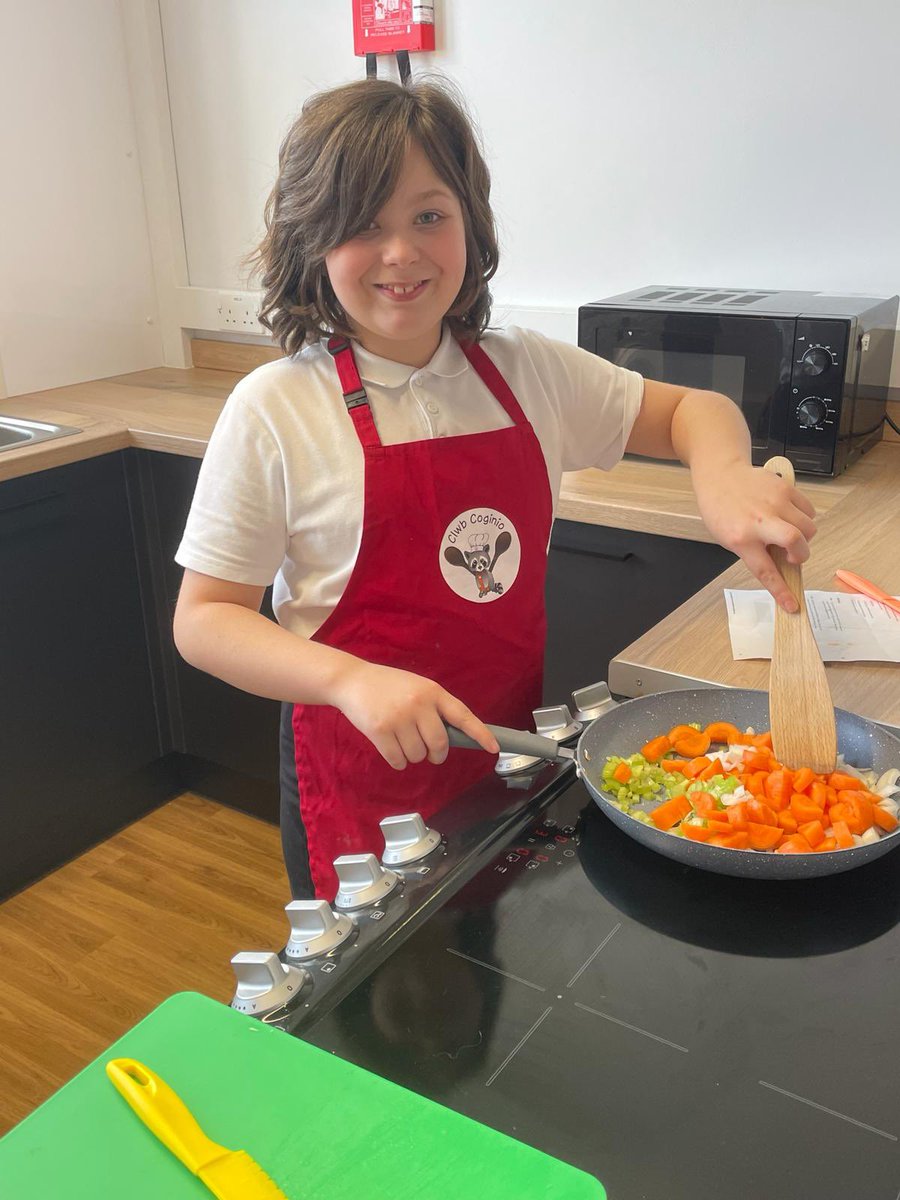 Penclawdd's tweet photo. 👨🍳Cooking up a storm in this weeks #PencASC with some of the #Pencstarfish . We made delicious Tagliatelle with 🥒🥕🧅vegetable ragu for tea #PencHCI #PencACL #Pencpupilvoice 👨🍳 https://t.co/KhRYcYvLJj