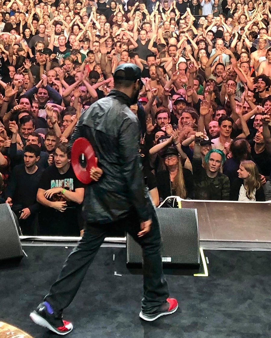 DjLORDofficial's tweet image. “Kung Lao WINS!”🔴

Sometimes I toss my @Serato show vinyl into the audience right off the turntable platter after a performance to my fans…ESPECIALLY if the crowd is off the chain!!!
🙌🏿🙌🏾🙌🏽🙌🏼🙌🏻🙌

@prophetsofrage 

#DjLORD #ProphetsOfRage #RadicalEyes #SeratoDJ #Turntablist
