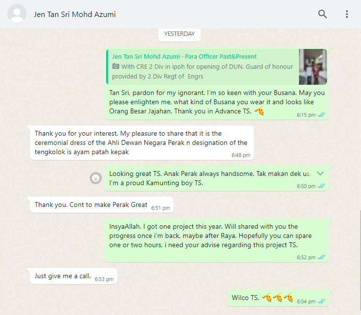 amaraziz09's tweet photo. Semalam terperasan Mantan Panglima Tentera Darat ke 20, Jeneral Tan Sri Dato’ Seri Panglima Mohd. Azumi bin Mohamed (Bersara) pakai busana yang memukau mata aku. 

Perangai aku, tak tahu kita terus tanya, knowing Tan Sri Azumi ni seorang yang tak lokek dengan ilmunya, dia terus reply.

So aku buat la bacaan sikit mengenai busana dan jawatan di dalam Dewan Negara Perak