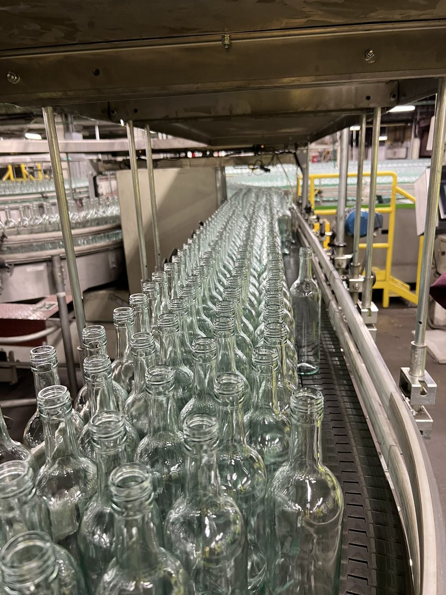 fionama's tweet photo. Like wine 🍷? You can now get 💲#CRV for turning in your wine bottles. As California’s largest single-site user of recycled glass, Gallo Glass buys over 20% of the state’s recycled glass, diverting nearly 175,000 tons from landfills yearly. They produce 2.7M bottles a day with a goal of 800 bottles/year. Each Gallo Glass bottle contains up to 75% recycled glass, with all major raw materials sourced within California, from sand and soda ash to limestone and cullet. ♻️ #winebottle @GalloFamily @CalPSC @NSACTION_US #CFEE @ResCoalitionCA @KhaimMorton