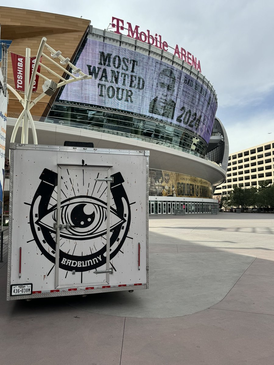 HDub562's tweet photo. @tourbadbunny Las Vegas, NV 📍 🐎 https://t.co/yiPEbD7G7M