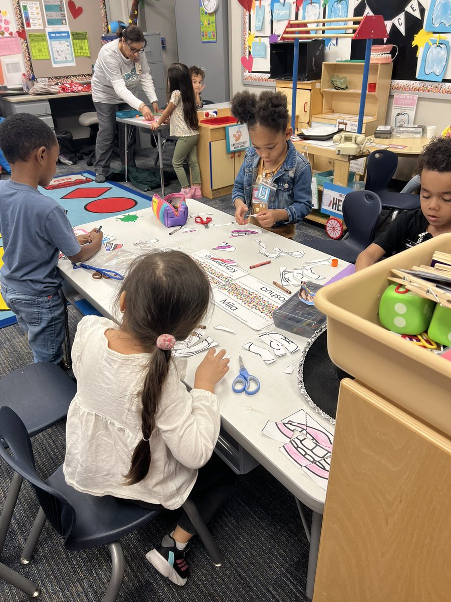 JulieHinaman's tweet photo. It was a BEAR-y happy morning at Fiest Elementary! My tour guides were 2 brilliant and talkative 5th graders who couldn’t wait to show me all of the best parts of their school! Our future is in very good hands! ❤️🐻
Thank you @cfisdfiest!
#CFISDProud
#PublicSchoolProud https://t.co/gBSVVEFLMD