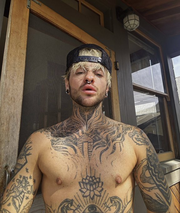 wen they say “trans guys can’t be hot”, i say https://t.co/5iel2PWCXQ