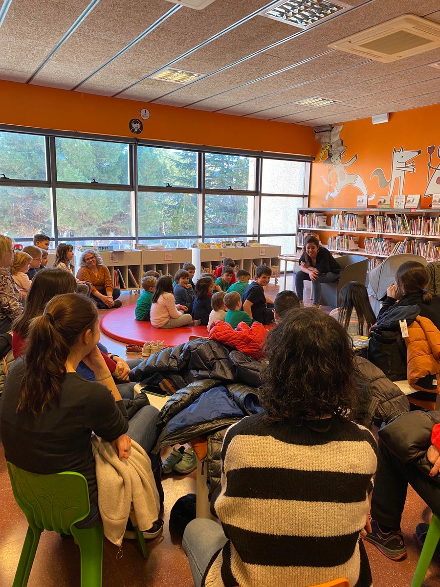 mec_mooc's tweet photo. Explicar un conte a les petites que són sinceritat sense filtres, respondre a preguntes imprevisibles d'una intel•ligència ingenua q fa qüestionar tot el q fem veure q sabem les adultes...converteixen el contacontes en un dels actes en públic més difícils q he fet mai! #Rebrots https://t.co/uWveHkKZw5