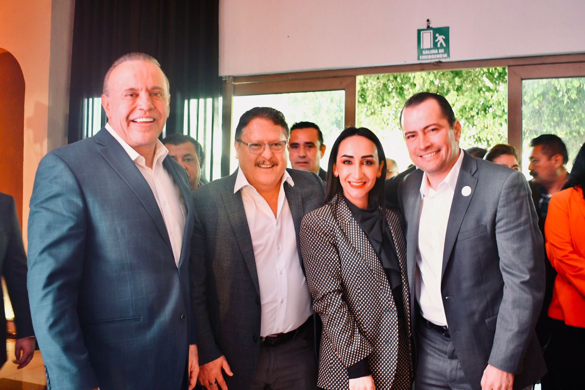 ClaudiaMurguia_'s tweet photo. El día de hoy acompañamos a mi querido amigo @ilichglz Secretario General de la Sección 47 del SNTE, en su primer informe de actividades sindicales.

Todo mi reconocimiento y felicitación a tu gran desempeño, así como el compromiso de todo tu equipo de delegadas y delegados para mejorar la innovación educativa y defender los derechos del gremio en nuestro estado.

¡Enhorabuena por estos logros, desde el Congreso de Jalisco cuentas con una aliada para que seguir haciendo de la educación en Jalisco una prioridad!📚👩🏻‍🏫