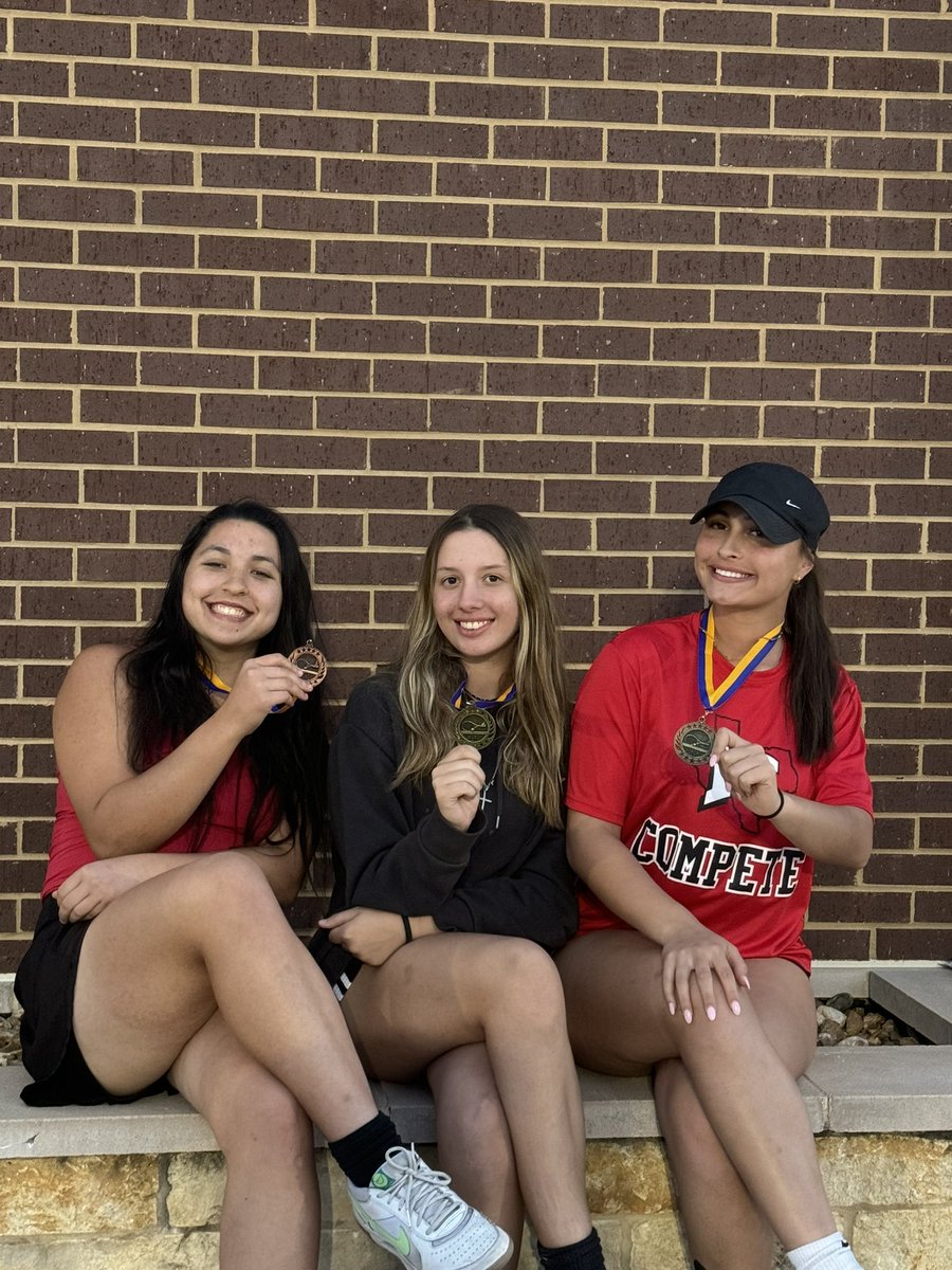 cardinal_mac's tweet photo. Lobo Tennis Classic results!
Fallon Moreno and Kylie Vaughan are the 1st place Champion in Girls Dub. 
Haley Shelton is the Girls Singles Consi Champion. 
Emma Garza won 2 matches but fell short in the Consi Championship for Girls “B” Singles.
Proud of Mac Varsity Tennis Today https://t.co/64wQzvXLq1
