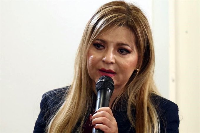 noticias_gab's tweet photo. 🔴❌Conoce a Claudia Delgadillo, la candidata de Morena que faltó 107 veces al trabajo.

Ella transformó el 'faltar al trabajo' en todo un arte. 🎨 

y en solo 2 años, se coronó como la peor Diputada Federal de Jalisco❌. 

En esta semana pidió licencia. Aquí un recuento de sus 'logros': 

1⃣ ¿Sabían que en 30 meses nuestra estrella Claudia Delgadillo solo presentó 2 iniciativas? Sí, solo dos.

2⃣ A pesar de remar en el mismo barco de Morena, ninguna de sus iniciativas convencieron a su propia alianza. CERO aprobadas.

3⃣ Lo de asistir no es lo suyo: faltó a 107 votaciones. Ni a distancia se reportó, teniendo la posibilidad.

4⃣ Cuando se trata de hablar, también es de pocas palabras. Solo 14 veces ha levantado la voz en 2 años. ¿Y cuántas creen que fue para defender a Jalisco?

5⃣ Según Buró Parlamentario, es la Diputada de Jalisco con peores resultados. 📉 Ouch, eso debe doler.

6⃣ No tiene iniciativas a favor de Jalisco

7⃣ Sobre proteger a nuestros policías con con el fondo Fortaseg, dijo 'nah', mejor lo eliminamos.

8⃣ Ah, y cuando se trató de los fondos para Jalisco, también levantó la mano para los recortes. 💸 De 86 mil 652 a 86 mil 023 millones.

9⃣ Apoyó el home office legislativo, pero eso de acortar la jornada laboral a 40 horas semanales... mejor no.

En fin, así las cosas con Claudia Delgadillo. 

¿Qué opinan, amigos? ¿Les late que sea su gobernadora por 6 años? 🤔
