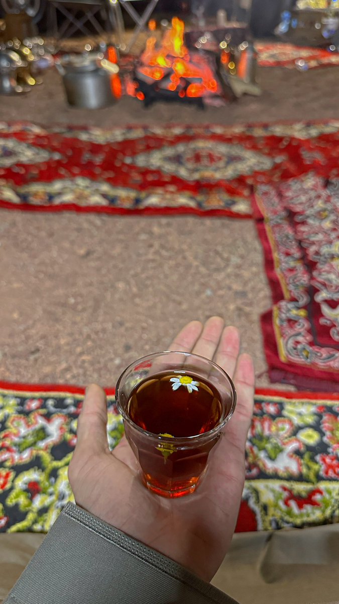 mll2d's tweet photo. علاقات أمررها مرورٍ ماعليه ختوم 
وعلاقات اميزها مثل تاريخ ميلادي https://t.co/pz3KFY09HP