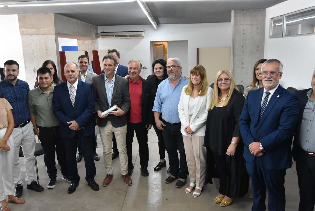 Patriciopavonok's tweet photo. #Presentes en la entrega de diploma al nuevo intendente de Fontana Fernando Cuadra
.
¡Felicidades a Fernando Cuadra y a los fontanenses por esta nueva etapa! https://t.co/fH2O3OpJ9P