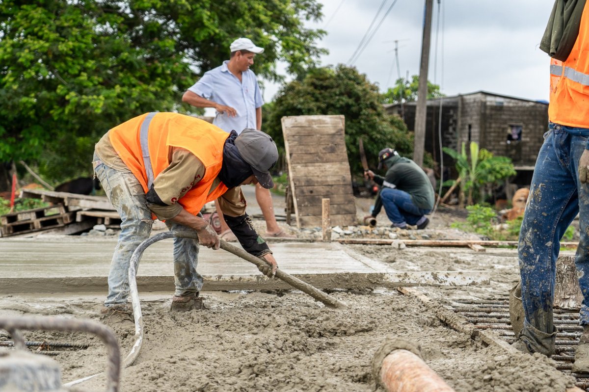 jteransalcedo's tweet photo. 📍Babahoyo.
Estamos trabajando en la fundición de la losa del puente de 21 mts en la vía La Ventura - El Guayabo - Las Malvinas, que tiene una extensión de 10 km. Actualmente se registra un avance total de la obra del 90%. https://t.co/uDGKcJsXd2