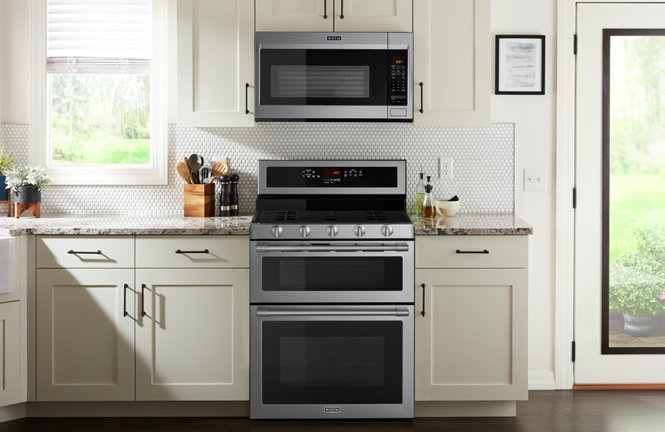 No matter how big the meal, count on a Maytag double oven gas stove to get the job done. Power Preheat lets you start cooking sooner, while true convection with a third heating element enables faster baking and roasting.  1l.ink/TR4C43L
#Maytag #DoubleOven #PowerBurner