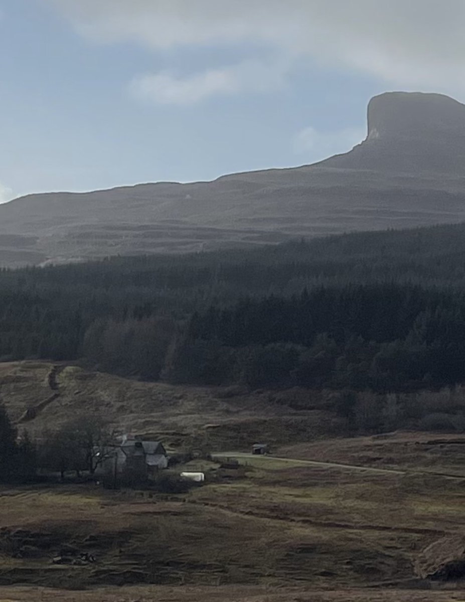 betweenisles's tweet photo. An sgoil agus an Sgùrr air a cùlaibh. https://t.co/MgPhZEihnr