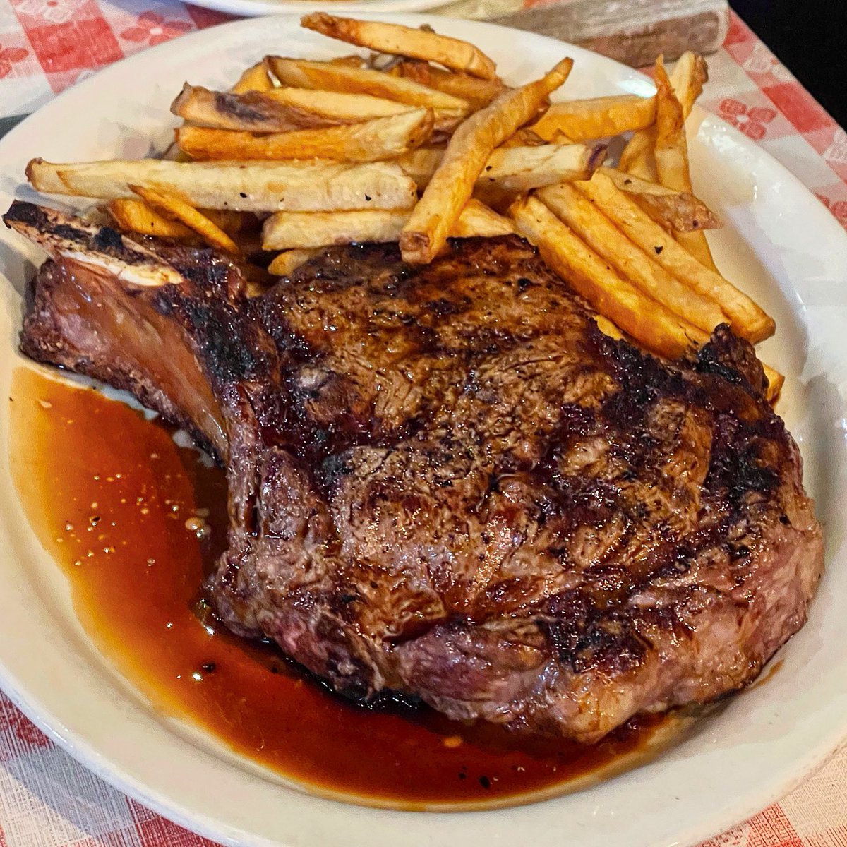 When in <a href="/visitbatonrouge/">Visit Baton Rouge</a>, make your way over to <a href="/DoesEatPlaceBR/">Doe's Baton Rouge</a> for a 2lb bone-in ribeye and an old fashioned in Crown Town! #steak #meatmeatdoes #beef #ribeye #batonrouge
