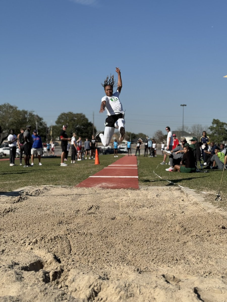 Freshman Quincy Adams PR’s amongst stiff competition and finishes 6th with a jump of 43’4 inches at The Cougar Relays #ForTheBrand