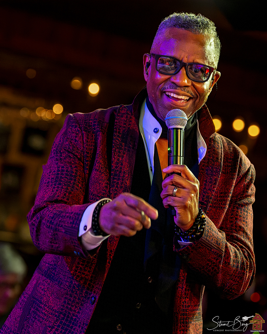 DarylsHouseClub's tweet photo. Sharing some great pix of Porter Carroll Jr's Valentine's Day show . Thank you Stuart Berg for capturing! #portercarrolljr #darylshouseclub #stuartberg https://t.co/DbOaV6pWzq