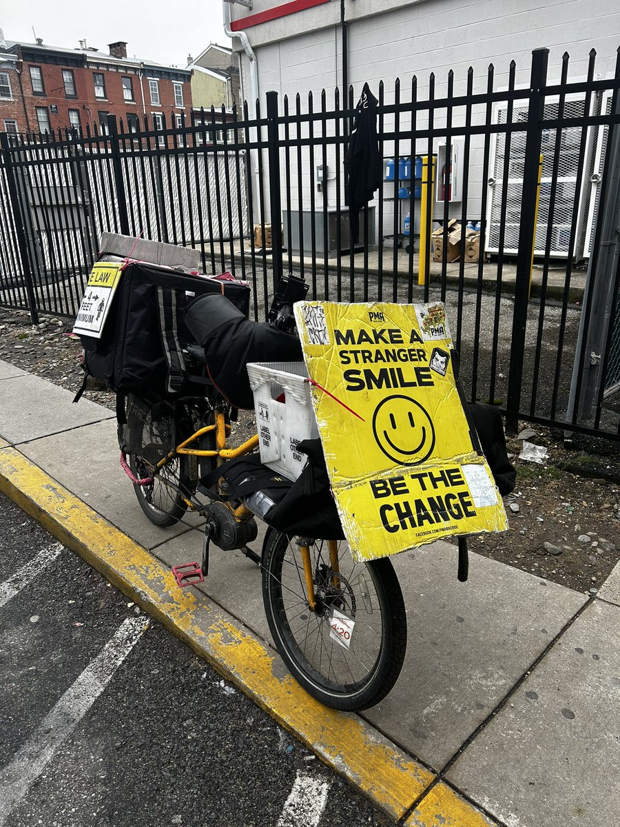 Joecoxactivist's tweet photo. This sign is soo rad. It makes so many smiles. #makeastrangersmile #philly #bethechange https://t.co/jcsIFlMxrt