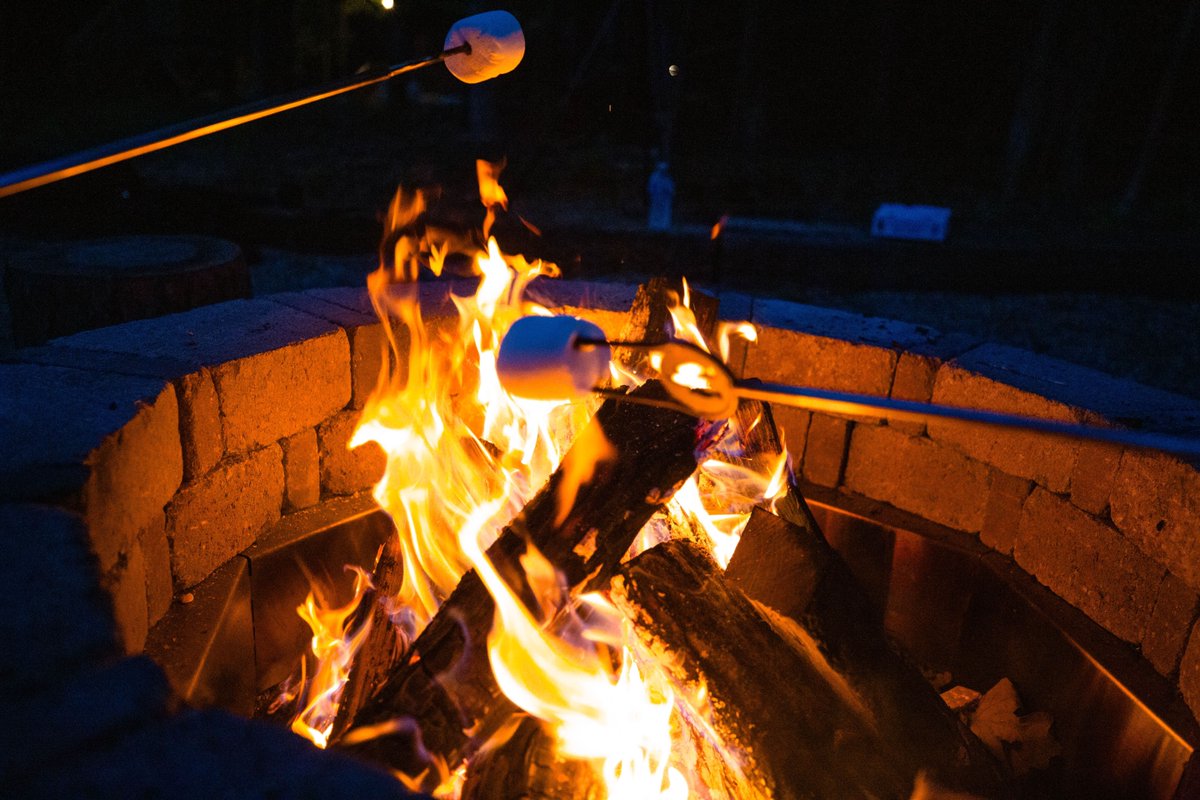 It's a chilly weekend here in Park City, Kentucky. No better way to fight the cold than a cozy campfire at The Maple Retreat 🍁 

#cabin #cabininthewoods #cabininnature #nature #getaway #staycation #vacation #familyfun #serene #parkcity #kentucky #mammothcave #diamondcaverns