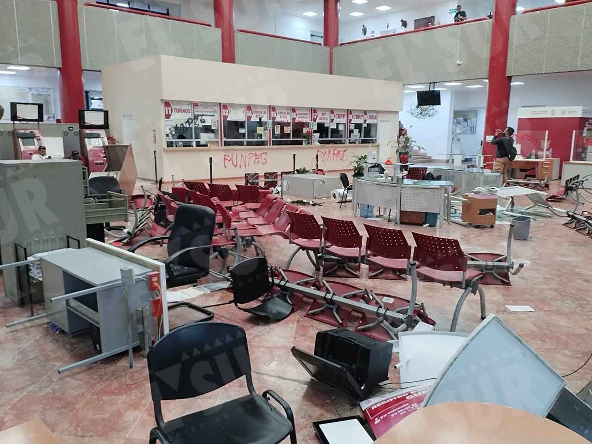 elsurdeguerrero's tweet photo. #Chilpancingo| Normalistas del #FUNPEG irrumpen en el edificio Juan Álvarez y causan destrozos; exigen material didáctico
https://t.co/CeFz6STPpP https://t.co/1N2npQ9j5l