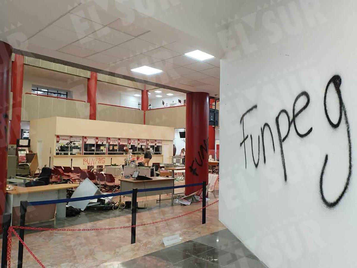 elsurdeguerrero's tweet photo. #Chilpancingo| Normalistas del #FUNPEG irrumpen en el edificio Juan Álvarez y causan destrozos; exigen material didáctico
https://t.co/CeFz6STPpP https://t.co/1N2npQ9j5l