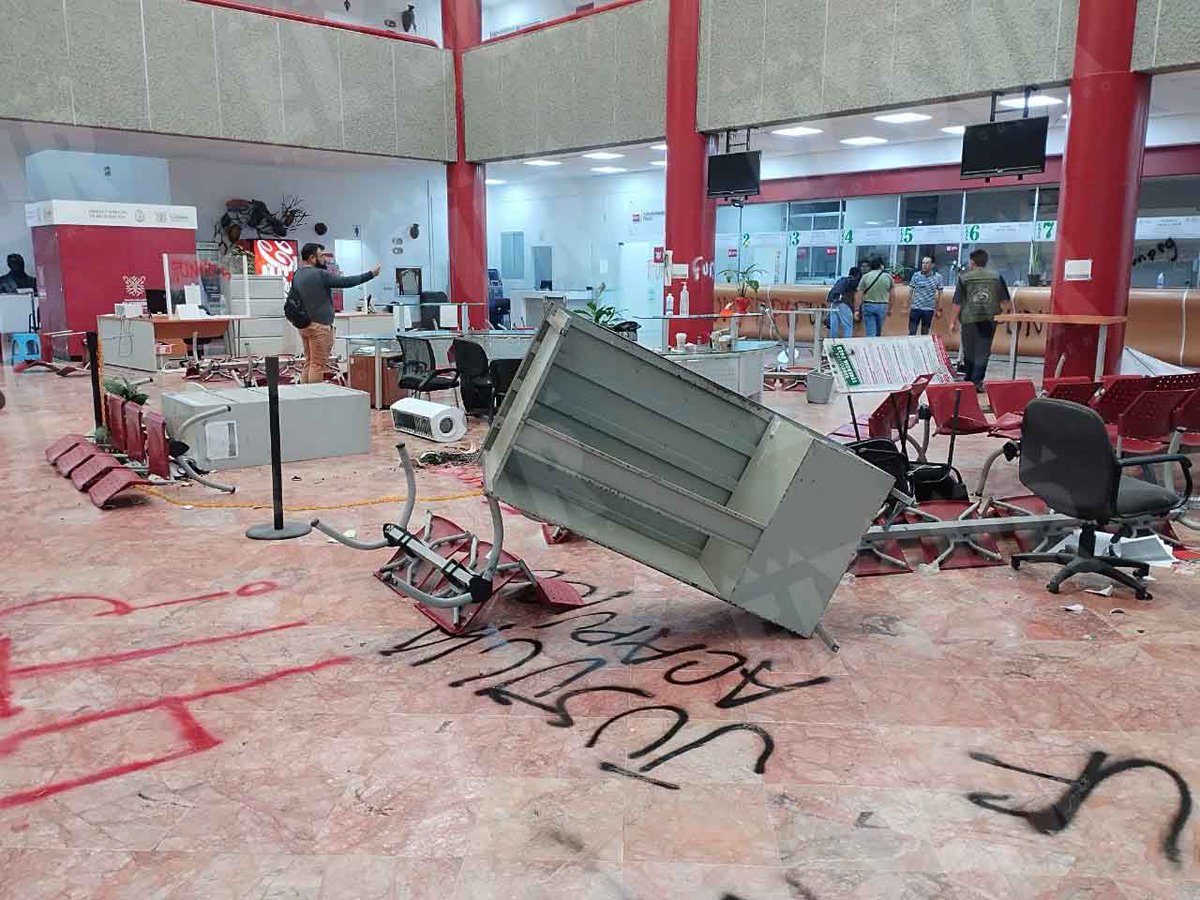 elsurdeguerrero's tweet photo. #Chilpancingo| Normalistas del #FUNPEG irrumpen en el edificio Juan Álvarez y causan destrozos; exigen material didáctico
https://t.co/CeFz6STPpP https://t.co/1N2npQ9j5l
