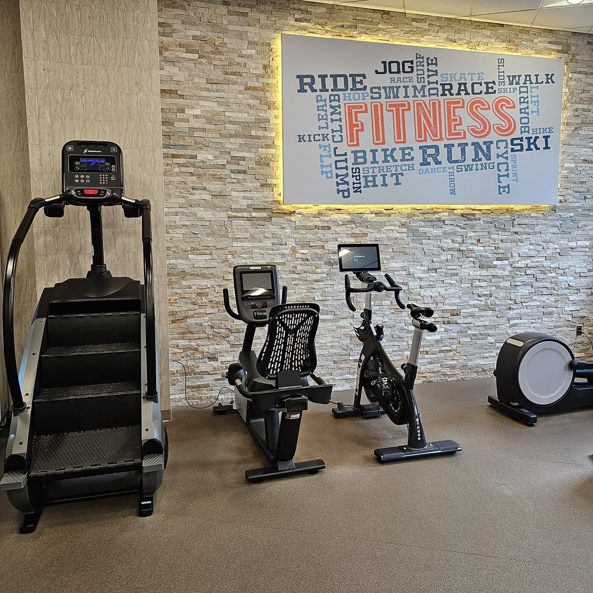 Quincy Plaza's fitness center is the perfect place to shake off the workweek stress and kick off your weekend! RentQP.com 💪 
#arlington #arlingtonva #ballston #amenities #fitnesscenter #apartments #rentdittmar