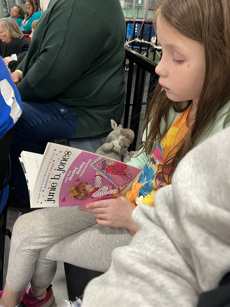 TheLitApotho's tweet image. My niece reading at her sister&apos;s all day volleyball tournament #Idratherbereading