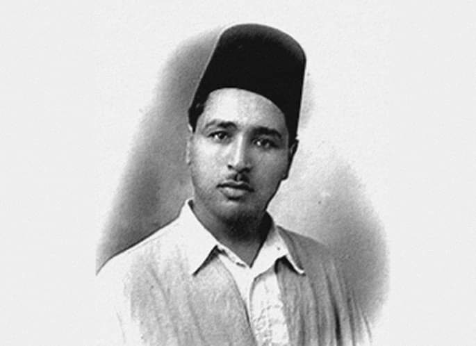 La #CaraGiuria è immersa nella lettura della prima traduzione finalista di Barbara Teresi di “𝘓𝘢 𝘤𝘢𝘴𝘢 𝘥𝘦𝘪 𝘯𝘰𝘵𝘢𝘣𝘪𝘭𝘪” di #AmiraGhenim
Unica figura reale, 𝗧𝗮𝗵𝗲𝗿 𝗮𝗹-𝗛𝗮𝗱𝗱𝗮𝗱 (nella foto),  la cui data di morte, 7 dicembre 1935, segna un prima e un dopo.