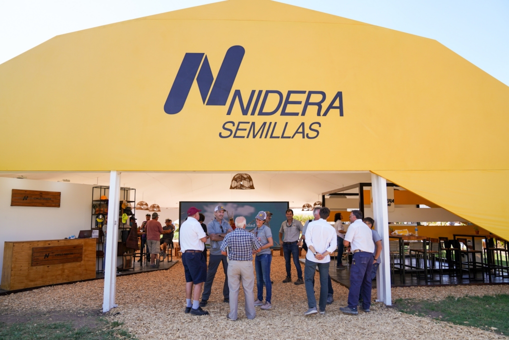 PortalAgropecua's tweet photo. La Experiencia Nidera se vive en @Expoagrocom  

El semillero oficial propone un recorrido completo por todo el proceso agrícola que va desde la elección de la semilla a la cosecha y demuestra el compromiso de la marca a cada paso. Habrá lanzamientos en todos los cultivos.

“A lo largo de su vida, un productor agropecuario afronta entre 35 y 40 campañas agrícolas. Cada vez que elige genética @NideraSemillas  para llevar a su lote nos llenamos de orgullo, pero también de un enorme compromiso. ¿Cómo lo asumimos? acompañando nuestra bolsa de #semillas de calidad y alto potencial de rendimiento con información de valor y recomendaciones profesionales de manejo que hacen que ese plan de siembra que el productor y el distribuidor construyeron, cumpla sus objetivos”, explica Nicolás Brandstadter  , gerente de marketing de Nidera Semillas.
Conocé más en :
https://t.co/hgqQPwLpTo