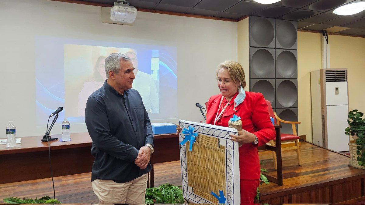farmacuba2001's tweet photo. Participó en el día de ayer, en el acto de entrega del cargo del Presidente de @BioCubaFarma
nuestra Directora General @NeyraAdis.
Le deseamos al DrC.@EdMartDiaz  y a la DrC. @MaydaMauriBCF muchos éxitos en sus nuevas metas.
Cubanos #QueSuman a nuestra Revolución. https://t.co/0s4BCvMp1C