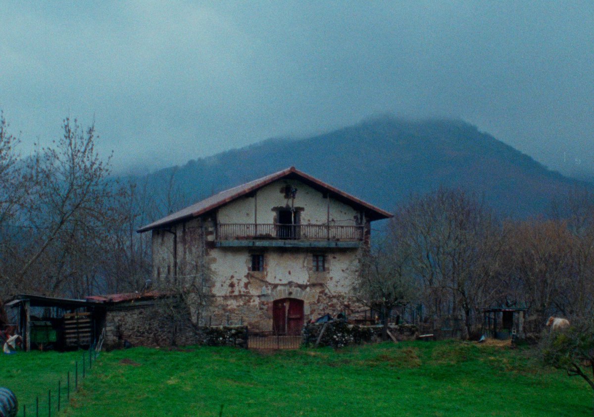 iPatxi's tweet image. #NeguHurbilak ez gaitu izutzen, bistan denez.

Itxarotea, #itxaropena da.

Euskal Herria atzo eta gaur.
Eta kontatzeko daudenak, hitzik gabe ere ulertzen dugulako.

Mila esker @negu_hurbilak 
Zorionak! Film ederra.