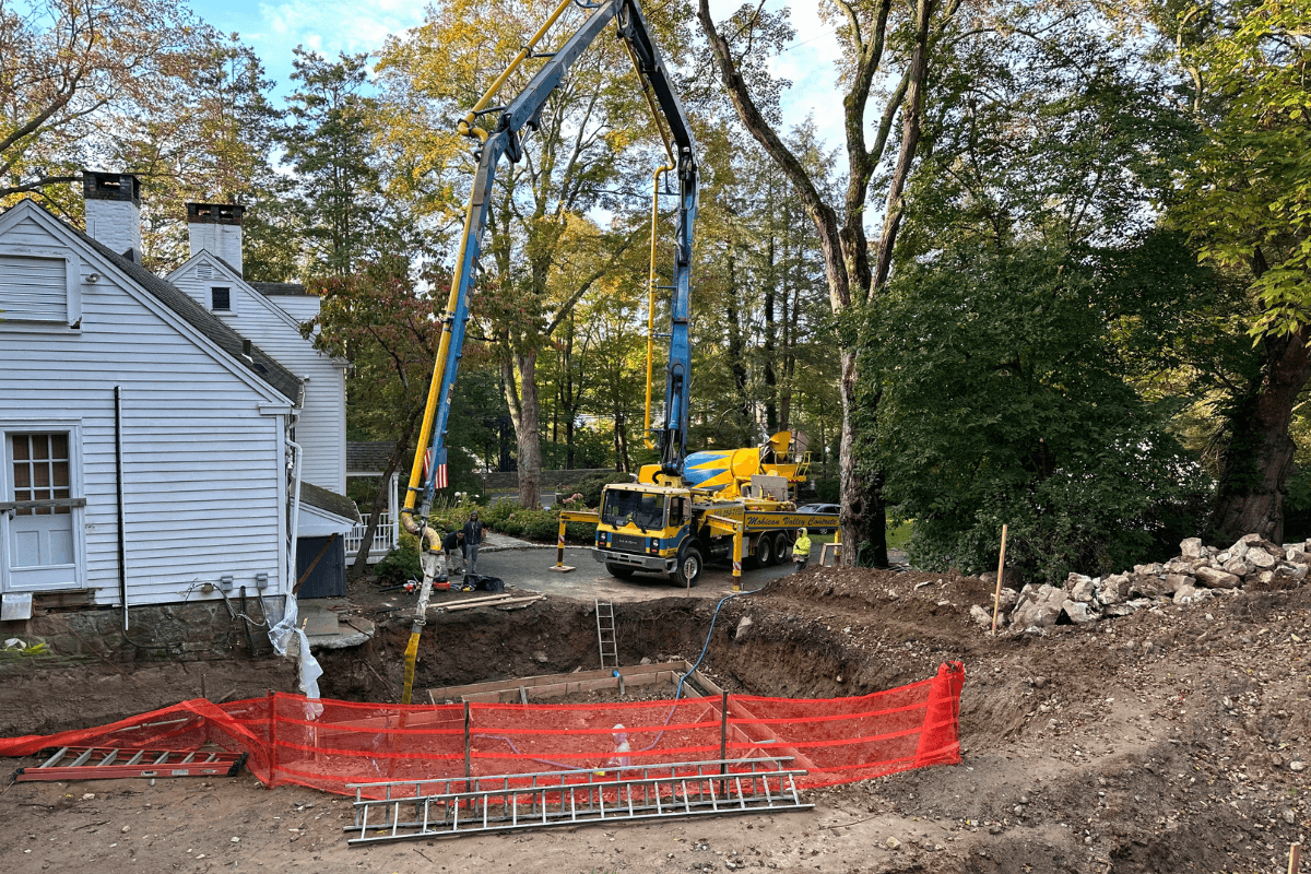 theodellgrp's tweet image. Big crews &amp;amp; big dreams call for big RIGS!! Our #WestonCT client's addition at #ODGxBroadStreet had footing pour complete in Oct, now wrapping 'rough all trades' &amp;amp; mechanicals behind walls. Exterior coming along since dig in Oct! Can't wait to show final product! 💪💎 #ODGTeam