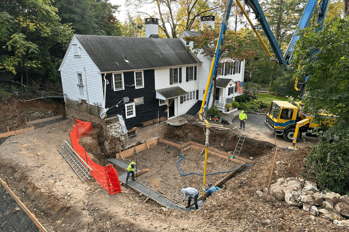 theodellgrp's tweet image. Big crews &amp;amp; big dreams call for big RIGS!! Our #WestonCT client's addition at #ODGxBroadStreet had footing pour complete in Oct, now wrapping 'rough all trades' &amp;amp; mechanicals behind walls. Exterior coming along since dig in Oct! Can't wait to show final product! 💪💎 #ODGTeam