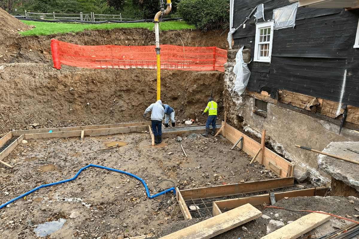 theodellgrp's tweet image. Big crews &amp;amp; big dreams call for big RIGS!! Our #WestonCT client's addition at #ODGxBroadStreet had footing pour complete in Oct, now wrapping 'rough all trades' &amp;amp; mechanicals behind walls. Exterior coming along since dig in Oct! Can't wait to show final product! 💪💎 #ODGTeam