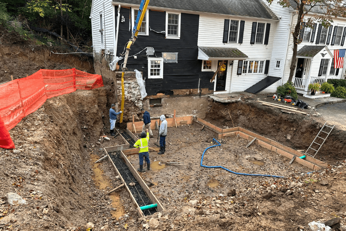theodellgrp's tweet image. Big crews &amp;amp; big dreams call for big RIGS!! Our #WestonCT client's addition at #ODGxBroadStreet had footing pour complete in Oct, now wrapping 'rough all trades' &amp;amp; mechanicals behind walls. Exterior coming along since dig in Oct! Can't wait to show final product! 💪💎 #ODGTeam