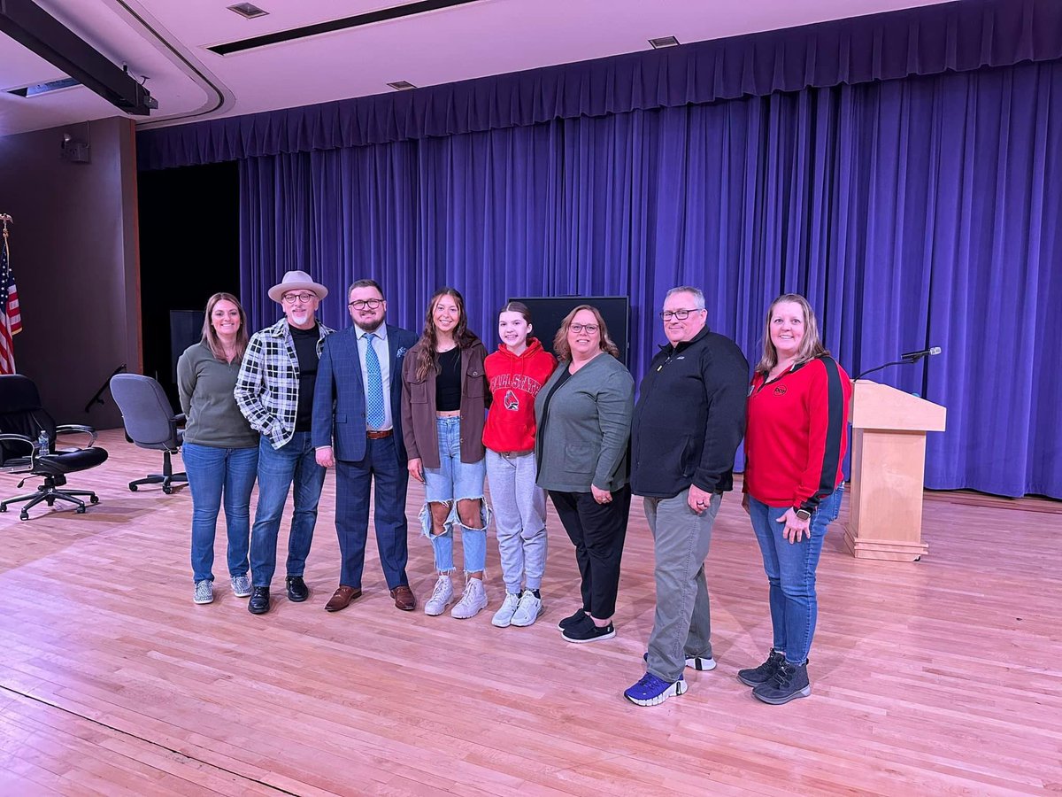 EmilyASchaeffer's tweet photo. 8th grade “This is the Pitch” winners- DOT Food gave a $100 prize for 1st place and $50 for 2nd. 1st place-Katie Lumpkin. 2nd-Raylee Glaser! The judges were blown away with the skills of every student who had the guts to step on the stage. #SmallschoolBigexperience #goTigers https://t.co/Yj4ipt2yvG