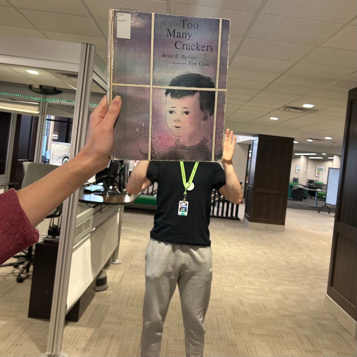 UND_CFLibrary's tweet photo. Happy #bookfacefriday! Have a good weekend everyone! #UNDproud #chesterfritzlibrary https://t.co/Lbk6guTOpk