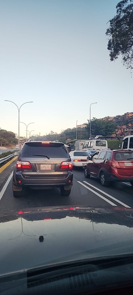 freddyblanko's tweet photo. @FMCENTER @traficovv @traficotuy @FMCenterNoticia Cola en el Distribuidor Metropolitano, es una locura la retención que provocan por la detención de carga pesada. https://t.co/GtoUutmx8w