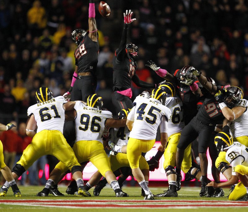 CFBTalkDaily's tweet photo. Reply with the coldest college football picture of all time 🥶🥶 https://t.co/ZKjxC7EmZH
