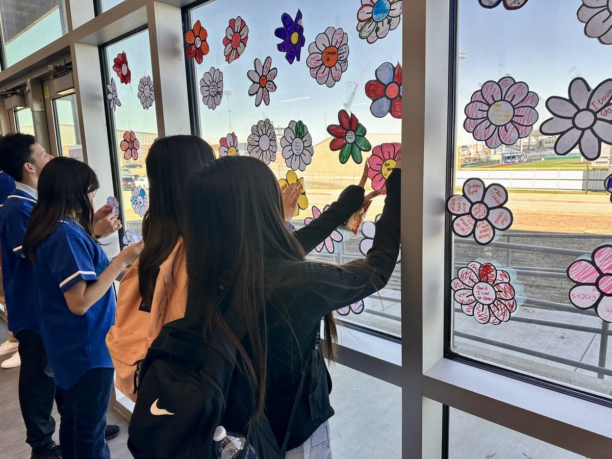 NorthForneyFMP's tweet photo. In honor of kindness month, we enjoyed collaborating with @StucoNFHS today to spread kindness for a lunch activity. #trueNorth #empower @MrJMMood @PrincipalJung https://t.co/mFm0ZBnfrJ