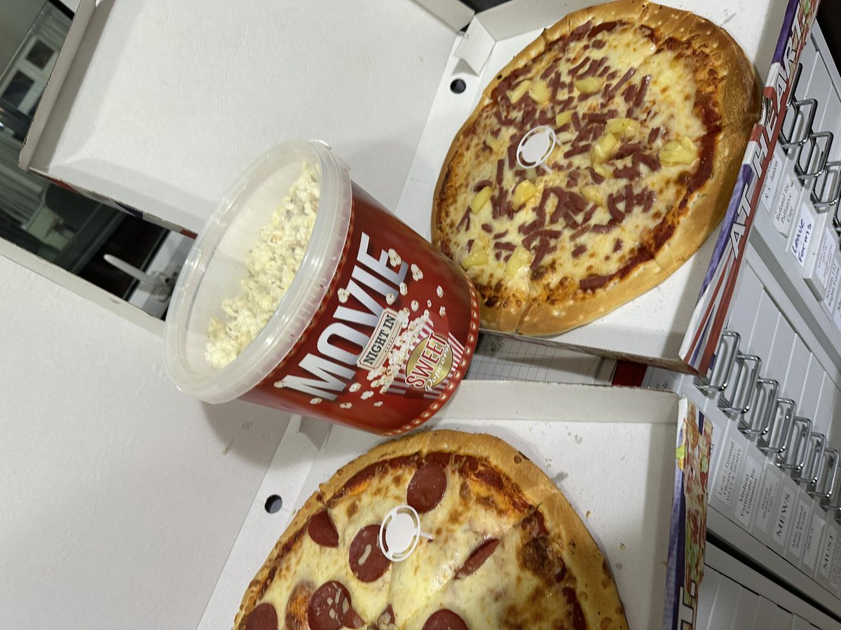 We enjoyed a pizza and movie night in our immersive room on Rydal Ward this evening. Brightening up Friday night for our patients and staff
<a href="/Mersey_Care/">Mersey Care NHS FT 🏳️‍🌈</a> <a href="/Melissa_sheff/">Melissa Sheffield</a> <a href="/CathBorrows/">Cath Borrows</a> <a href="/JessicaMcMenz/">Jessica Mc Menamin</a> <a href="/CPC_MerseyCare/">CentreForPerfectCare</a> <a href="/Mersey_CareJobs/">Mersey Care NHS FT Jobs</a>