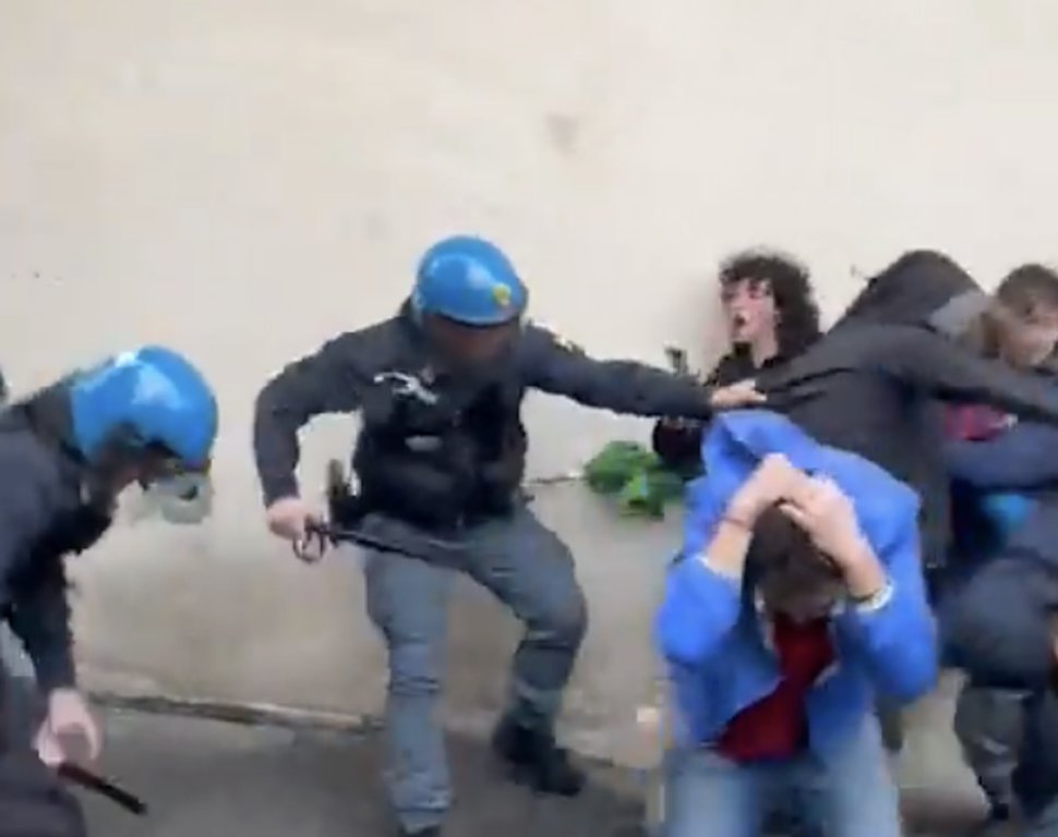 MaxTheK73017756's tweet photo. Io non so se sia una buona idea mettere un codice identificativo sui poliziotti: questo governo, una volta identificati i picchiatori più vigliacchi, finirebbe con il premiarli 😏
#celerini #fascisti #Pisa https://t.co/F9IK94NWH0