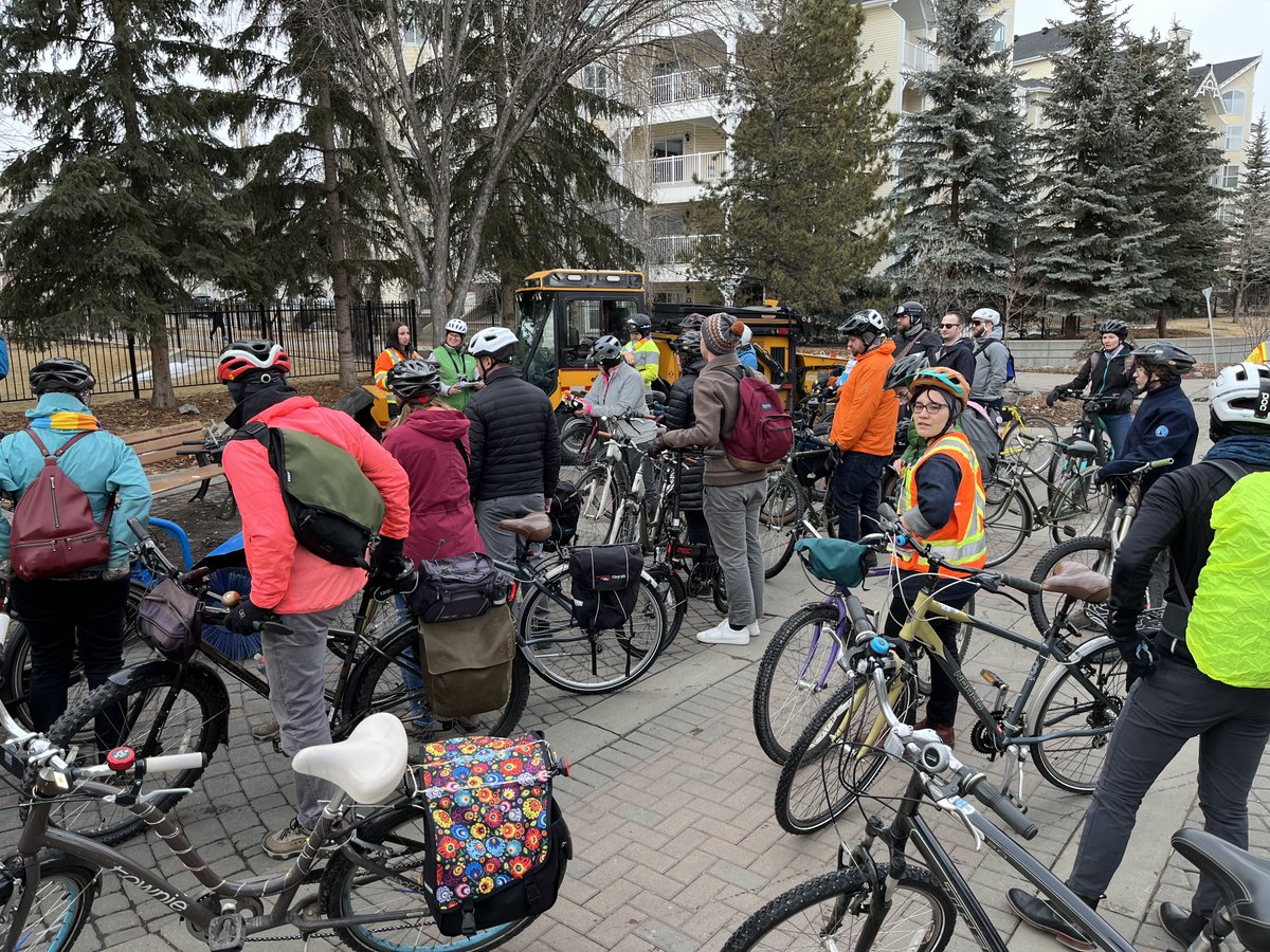 Guided Ride #2 is underway! Exploring bike lanes and shared use pathways - and snow clearing equipment! - with delegates from the @WorldWinterBike congress. @WinterCyclingFd #yegbike