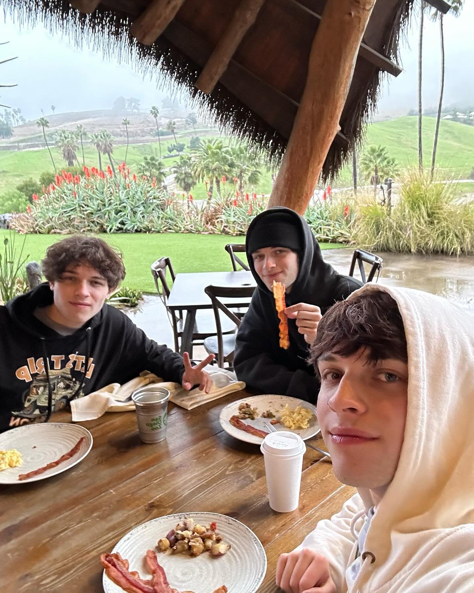 sturnioloteam's tweet photo. 📸 | “WE BOUGHT THE ZOO FOR A DAY - 24 HOUR CHALLENGE!!! NEW VIDEO OUT NOW!!! HAPPY FRIDAY WE LOVE YOU ALL !!! 🌟🌟🌟 GO CHECK IT OUT :) thanks again for 6 million subscribers go watch us celebrate!!”

— the triplets via Instagram post https://t.co/PmNhVvOBcw
