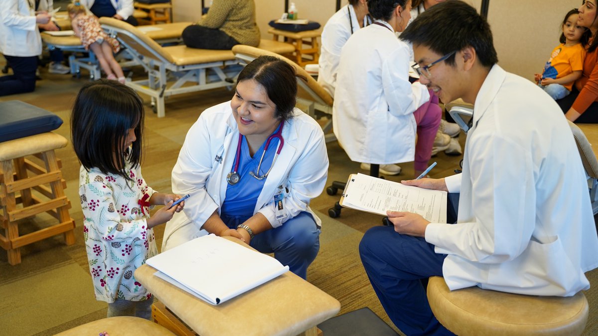 bcom_nm's tweet photo. We recently held our Burrell Pediatric Day, where student doctors performed "well child" and "mock sick child" exams with community parent volunteers and their children. This hands-on event provided valuable experience for our students.
Thank you to our volunteers! https://t.co/hnTKmeVHgo