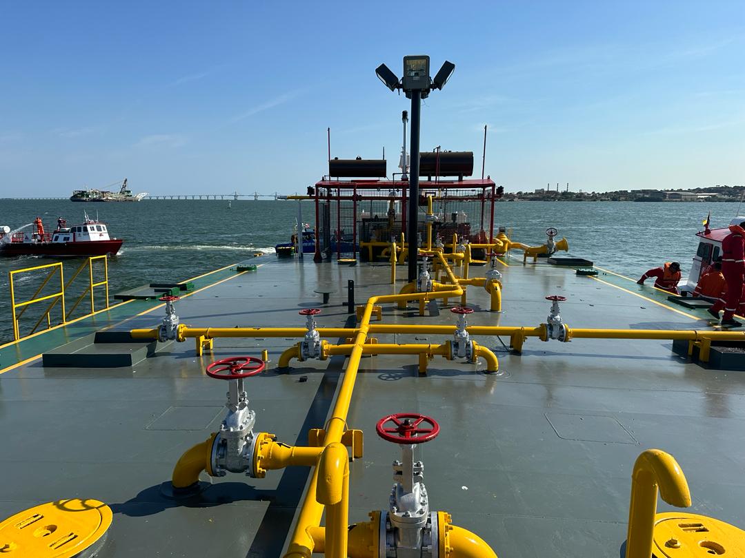 Desde el estado Zulia, el ministro Pedro Rafael @TellecheaRuiz, constató la incorporación de unidades lacustres, recuperadas por la fuerza trabajadora, para potenciar las labores petroleras en el Lago de Maracaibo.