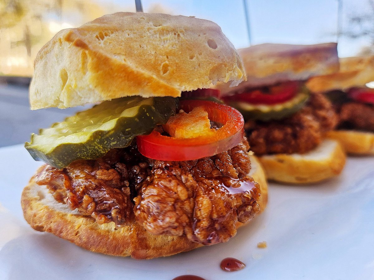 HolyGrailPub's tweet photo. 🔥 Hot Honey Chicken Sliders 🔥

Served with Dill Pickles and Red Jalapeño, they’re available lunch or dinner through Sunday. 

#weekendspecial #hothoneychicken #sliders #dallasfoodie #planotx #friscotx https://t.co/LaQFmncwxT