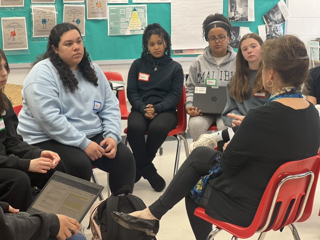 Today <a href="/AlHuntDC/">Albert Hunt</a> and LA Times columnist @JackieKCalmes urged AHS students to think about the headline to find the focus of the story. Writing, esp. starting, is uncomfortable. But “once you finish &amp; you like what you’ve written, it’s the best feeling in the world.” #AtomNation