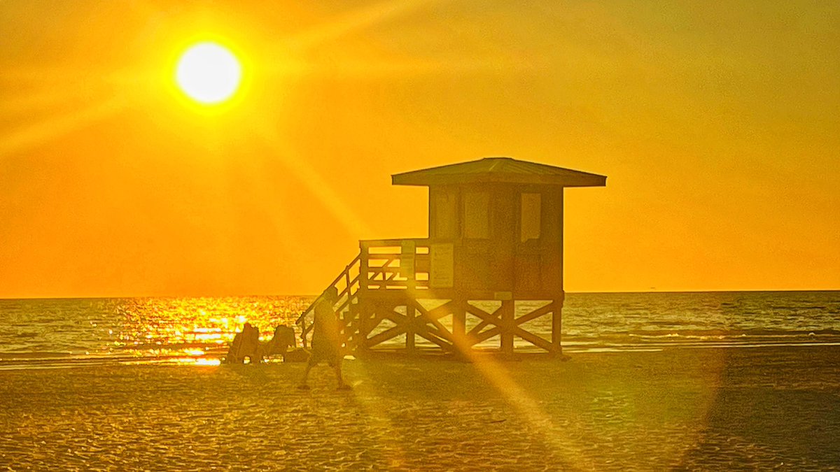 Feeding flamingos & soaking in sunsets. Living the FloridaLife! Happy Friday 🍹🍹 Have a wonderful weekend 💖