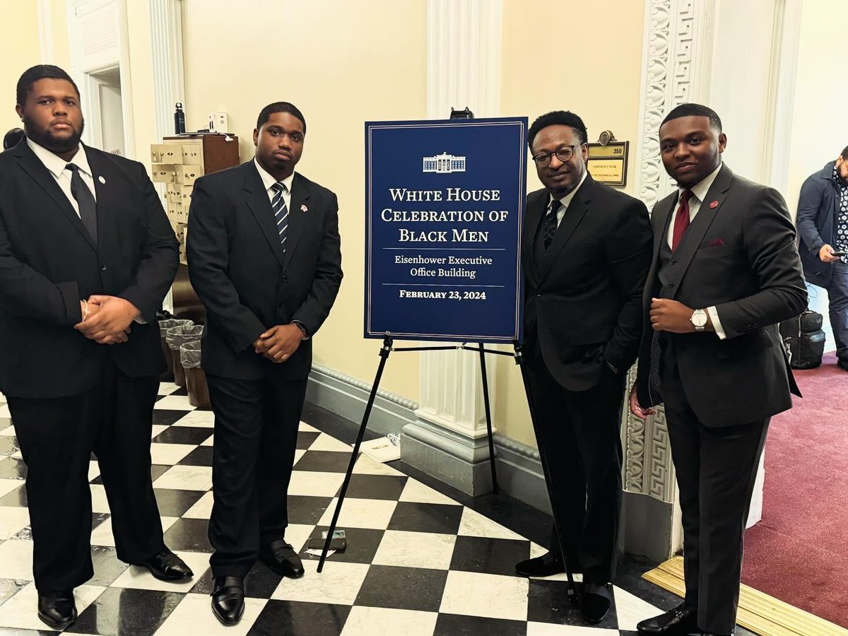 cvtinsle's tweet photo. Today, @vaunion1865 students @keishaundhardy, @kenzelpugh, @geekin.tre, and VUU’s CAAHC traveled to the White House for a Black History Month program with the Biden administration. The event featured influential Black men and young professionals in sports, politics, and academia. https://t.co/WzKqt26rVc
