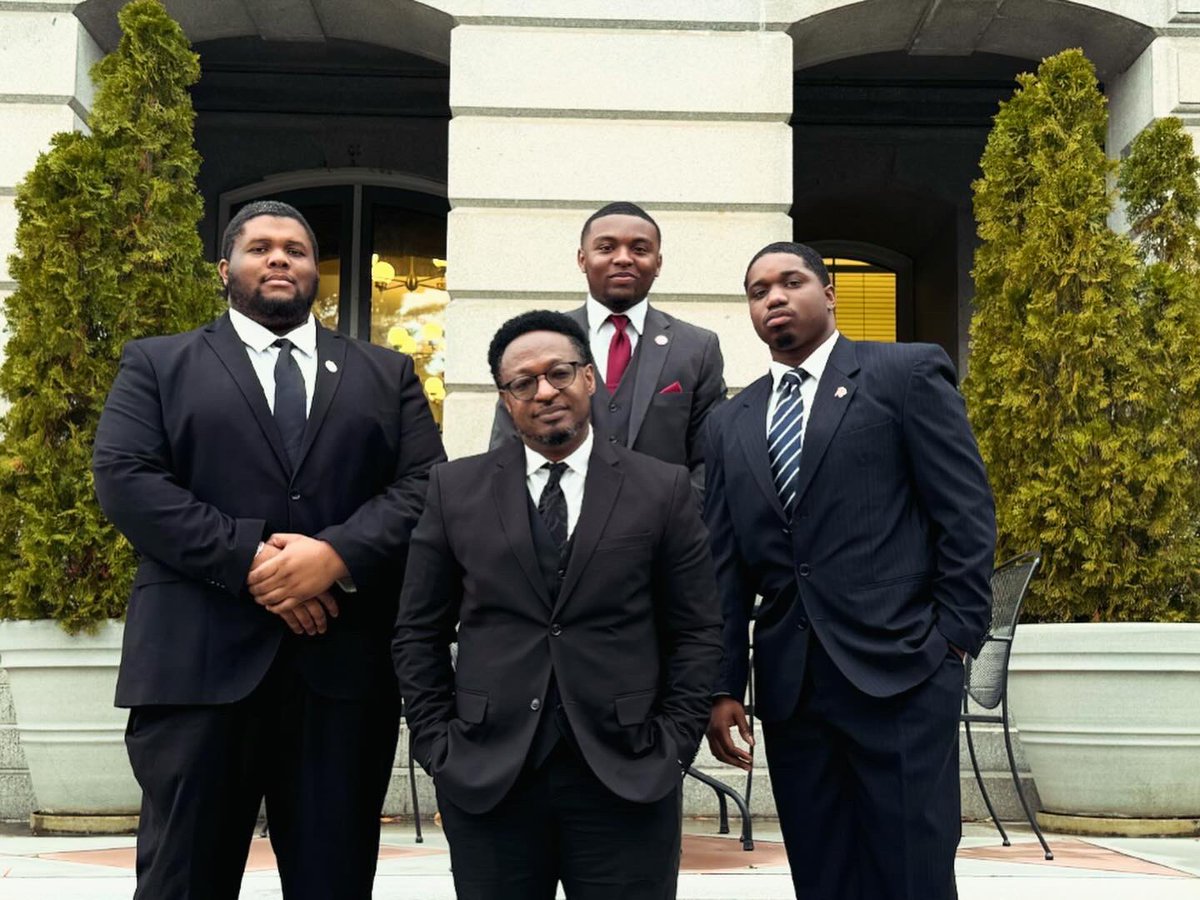 cvtinsle's tweet photo. Today, @vaunion1865 students @keishaundhardy, @kenzelpugh, @geekin.tre, and VUU’s CAAHC traveled to the White House for a Black History Month program with the Biden administration. The event featured influential Black men and young professionals in sports, politics, and academia. https://t.co/WzKqt26rVc
